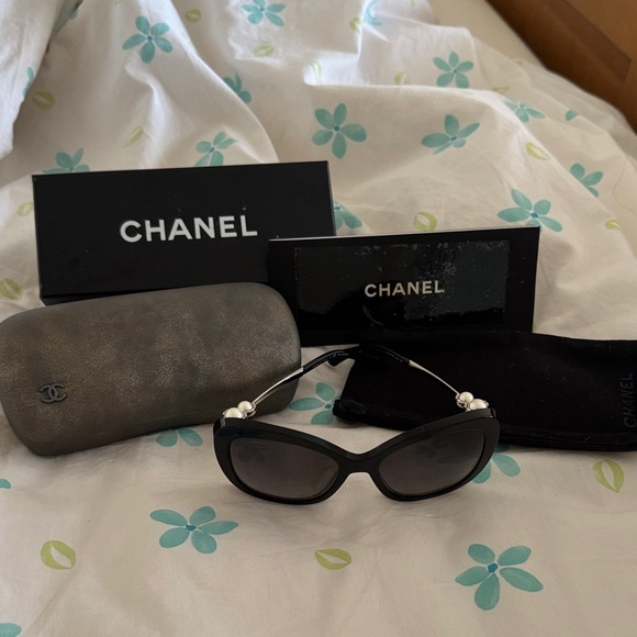 CHANEL Accessories - CHANEL Black Oversized Sunglasses